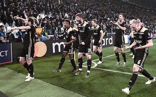 Ajax Amsterdam: Mãi mãi tấn công, mãi mãi trẻ trung