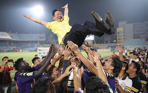 CLB Hà Nội vô địch V-League 2018: Hãy cứ vui đi...