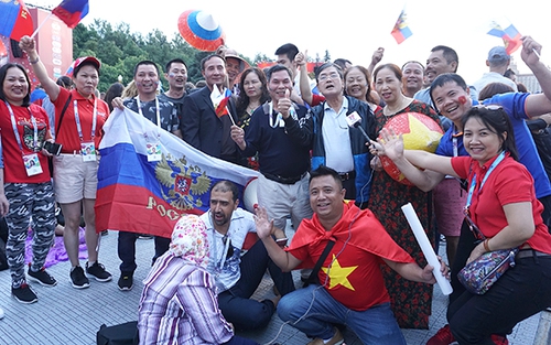 Cổ động viên Việt Nam khuấy đảo Fanzone