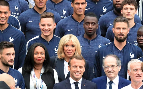 Bóng đá chính trị của ông Macron