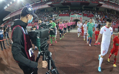 Bản quyền truyền hình V-League: Khi con gà biết... đẻ trứng!