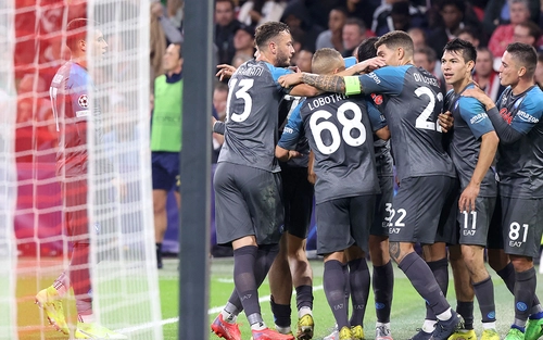 Ngày Napoli dạy Ajax chơi bóng