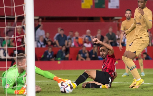 Hàng thủ Barcelona: Kỷ lục gia Ter Stegen