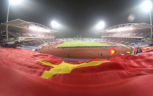 Người quan sát: Dưới bóng đại kỳ