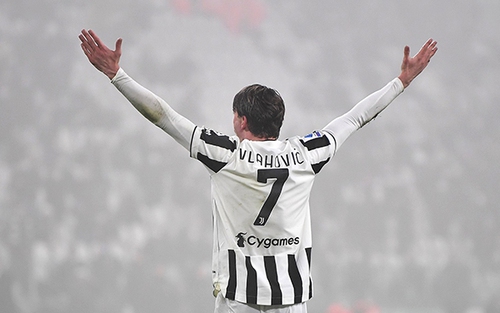 Juventus: Cánh én lẻ loi Dusan Vlahovic