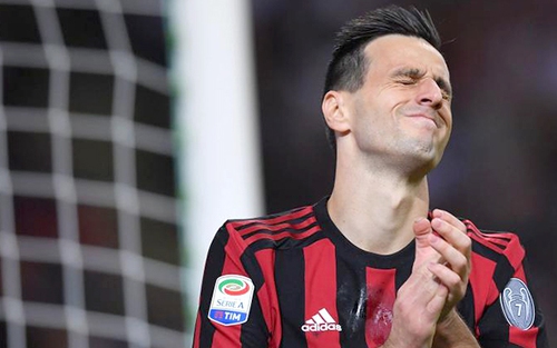 Hàng công vô hại, Milan khó gượng dậy