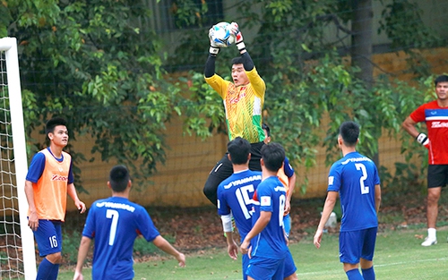 HLV Hữu Thắng chưa yên với hàng thủ
