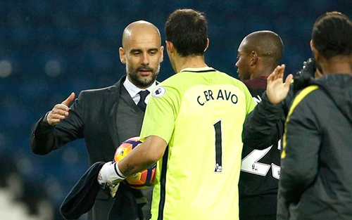 Ở Man City, Claudio Bravo chưa thể thuyết phục được Pep Guardiola