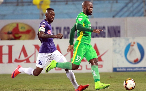 Cuộc đua vô địch V.League: Bầu Hiển lại... 'đè' bầu Quyết