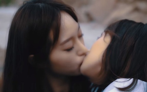 Người Hàn tranh cãi gay gắt quanh MV '159cm' với cảnh hôn nóng bỏng của hai ‘lesbian’