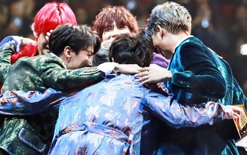 BTS: Mỗi lần ôm nhau các chàng trai còn muốn có cả ARMY, vì sao?