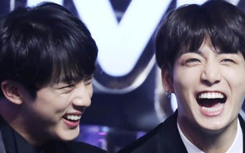 Nhiều lần Jungkook BTS khiến cho anh cả Jin 'mất mặt'