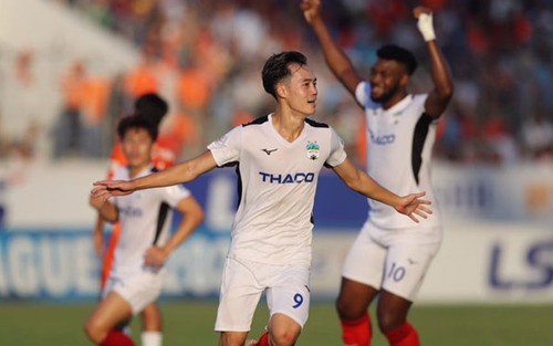 VIDEO bàn thắng HAGL 3-1 Quảng Nam: Văn Toàn giúp Tuấn Anh lập siêu phẩm