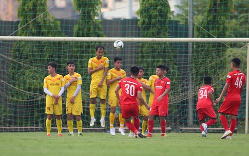 Siêu phẩm của Văn Lắm trong trận đá tập của U22 Việt Nam