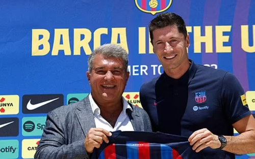 Lewandowski ra mắt Barcelona