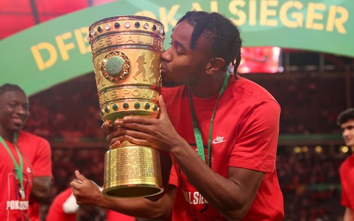 Sao hàng hot Bundesliga khiến MU muối mặt