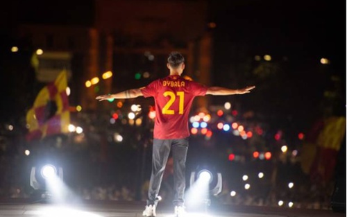 "Biển người" xếp hàng chào đón Dybala
