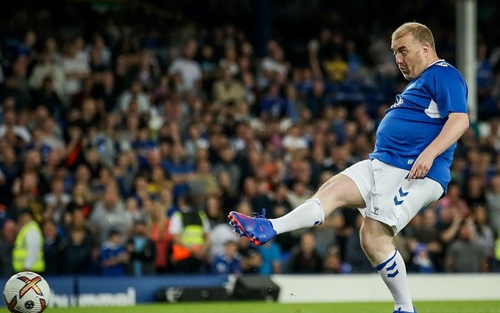 Lampard tung CĐV vào sân đá penalty cho Everton