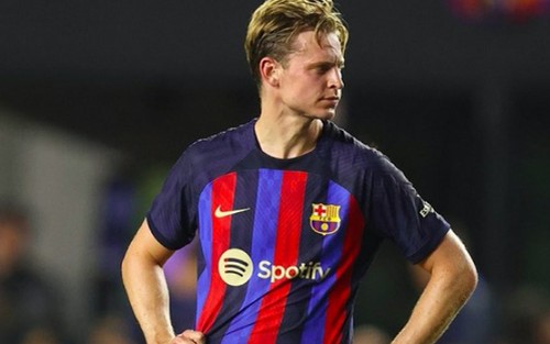 Barca đang làm 'trò hề' với De Jong