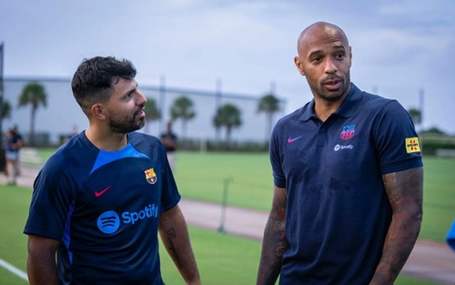 2 huyền thoại xuất hiện, De Jong tệ hại ở buổi tập của Barca