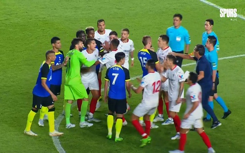 Son Heung-min khiến đối thủ đổ máu