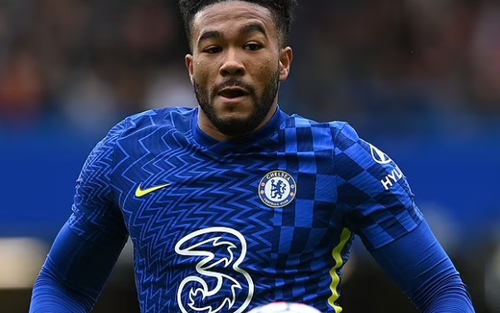 Hậu vệ Chelsea bị chế nhạo vì phản lưới nhà