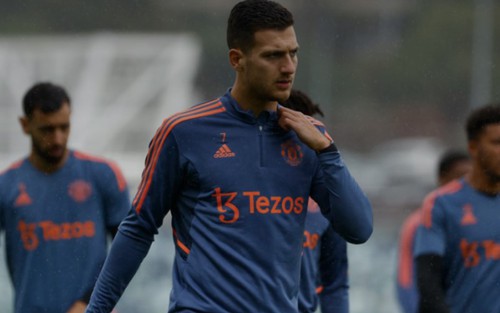 Áo số 7 của Ronaldo bất ngờ thuộc về cầu thủ khác trên sân tập M.U