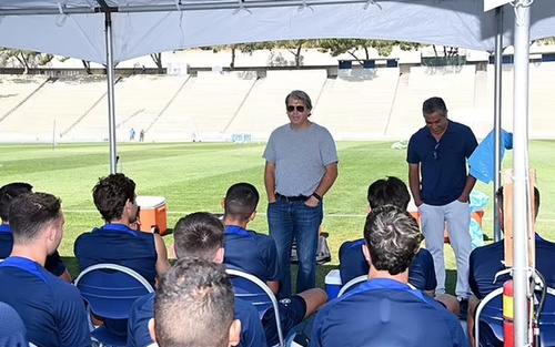 Ông chủ Chelsea gây chú ý trên sân tập