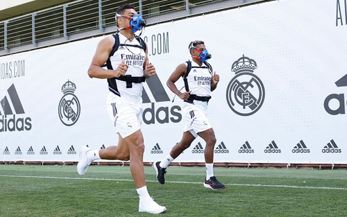 Tại sao các ngôi sao Real Madrid đeo mặt nạ khi tập luyện?