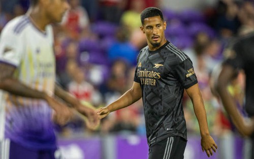 Đại diện Saliba 'đi đêm', Arsenal chưng hửng