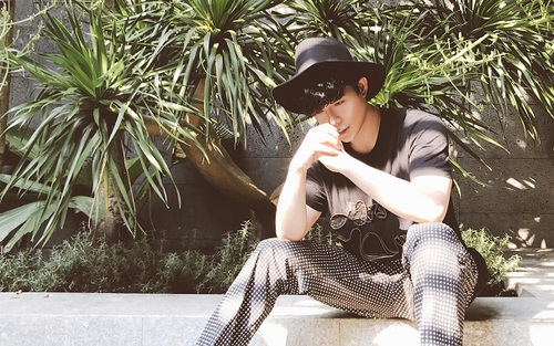 Nathan Lee 'ăn mừng' album mới đạt 20 triệu view bằng 300 triệu hàng hiệu
