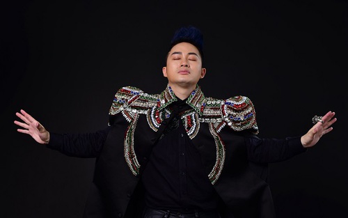 Tùng Dương hồi hộp chờ khán giả trong 'phòng khách' Music Home tối 1/5