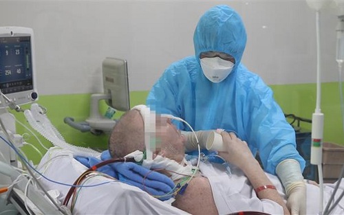 Dịch COVID-19: Nam phi công người Anh ngừng sử dụng ECMO