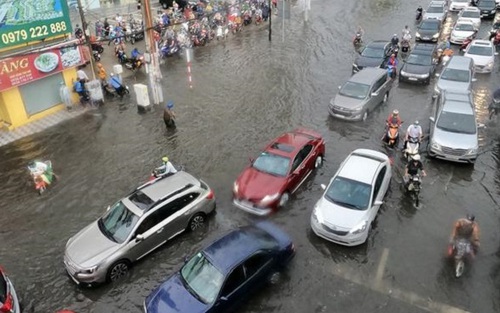 Chùm ảnh: Nhiều tuyến đường ở Thành phố Hồ Chí Minh ngập sâu hơn 50cm sau cơn mưa lớn