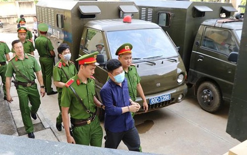 Khởi tố điều tra vụ 'hàng trăm người mang hung khí đập phá quán ốc'