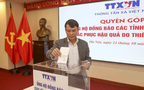 Thông tấn xã Việt Nam quyên góp ủng hộ đồng bào miền Trung bị thiên tai, bão lũ