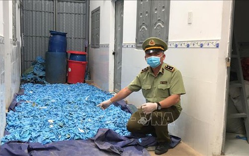 Hải quan bắt 2 container găng tay đã qua sử dụng nhập khẩu từ Trung Quốc