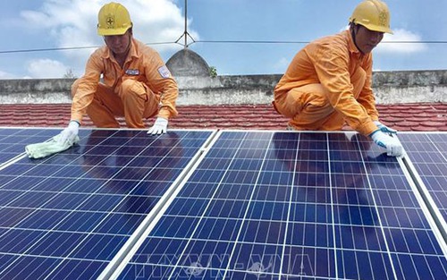 Cảnh báo ẩn họa cháy nổ từ các dự án điện năng lượng mặt trời áp mái