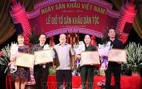 Trình diễn lại vở kịch 'Dưới ánh đèn' chào mừng Ngày Sân khấu Việt Nam
