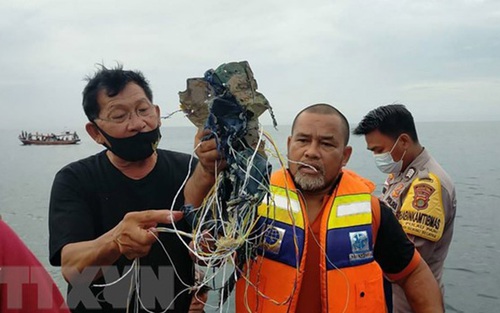 Vụ máy bay rơi tại Indonesia: Hi vọng vớt được 2 hộp đen trong ngày 11/1