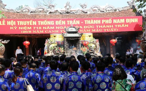Du khách đeo khẩu trang khi đến đền Trần Nam Định đầu năm mới