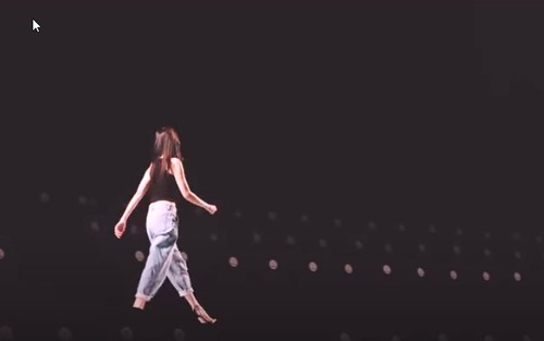 Ninh Dương Lan Ngọc 'loạng choạng' khi đi catwalk cả cây số