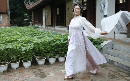 Ngắm NSND Thu Hà lạ mắt trong bộ áo dài kiểu Hi Lạp