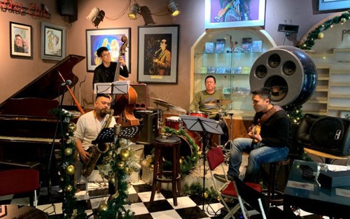 Nghệ sĩ Quyền Thiện Đắc chơi jazz với quan họ