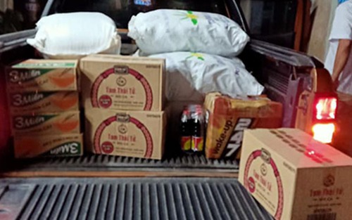 Thủy Tiên đi phát gạo mùa dịch: Thêm 20 tấn gạo đã về đến kho, mọi người chờ đợi chút nhé!