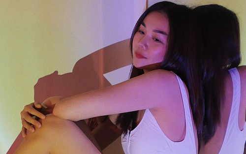 Siêu mẫu Thanh Hằng 'khoe' đôi chân dài miên man trong biniki jumpsuit