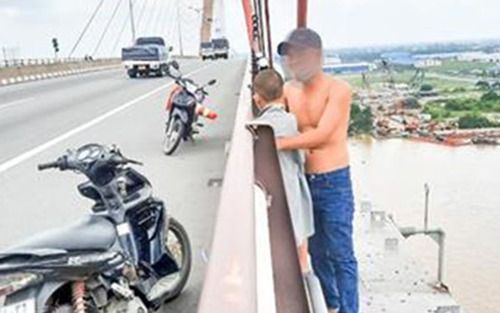 Kịp thời ngăn người đàn ông ôm con định nhảy cầu tự tử