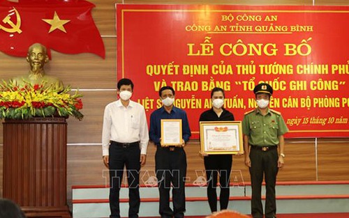 Trao bằng 'Tổ quốc ghi công' cho gia đình chiến sỹ công an hy sinh
