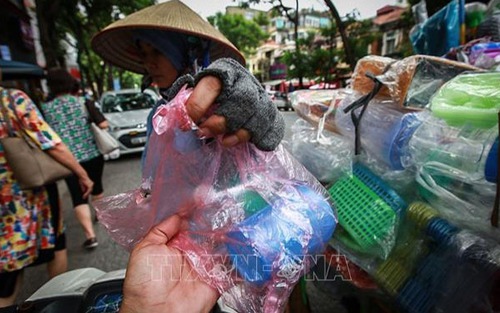 Từ 2026, cửa hàng đưa túi ni-lông dùng một lần cho khách sẽ bị xử phạt