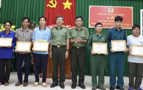 Khen thưởng đột xuất 6 người dân dũng cảm cứu nhóm người Việt Nam trốn khỏi sòng bạc ở Campuchia